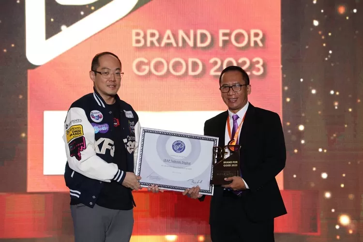 Executive Vice President Digital Business &amp; Technology Telkom Komang Budi Aryasa (kanan) menerima penghargaan Brand for Good 2023 