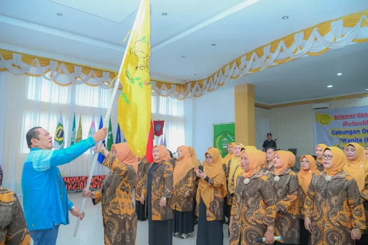 Walikota Padang Sidempuan, Irsan Efendi Nasution, SH, MM secara resmi melantik Gabungan Organisasi Wanita (GOW) Kota Padang Sidempuan untuk masa bakti 2023-2028. (TIMENEWS/Porkopim Padang Sidempuan )