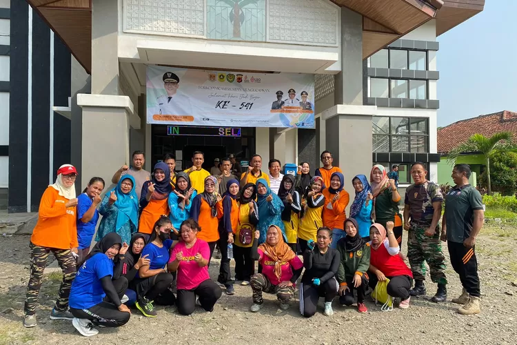 Warga dan Muspika Rumpin Helat Senam Bersama