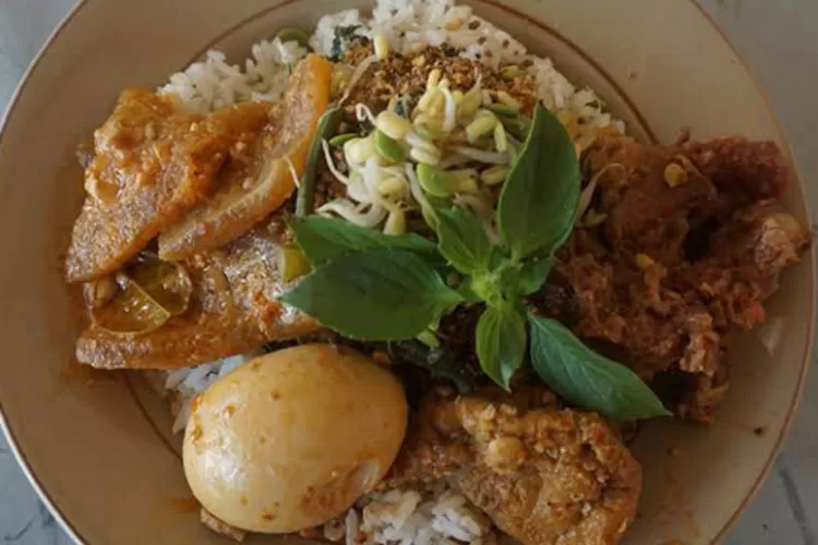 Nasi tumpang Lethok kuliner khas Klaten (https://klatenkab.go.id/5-kuliner-khas-klaten-wajib-dicoba-saat-libur-lebaran/)