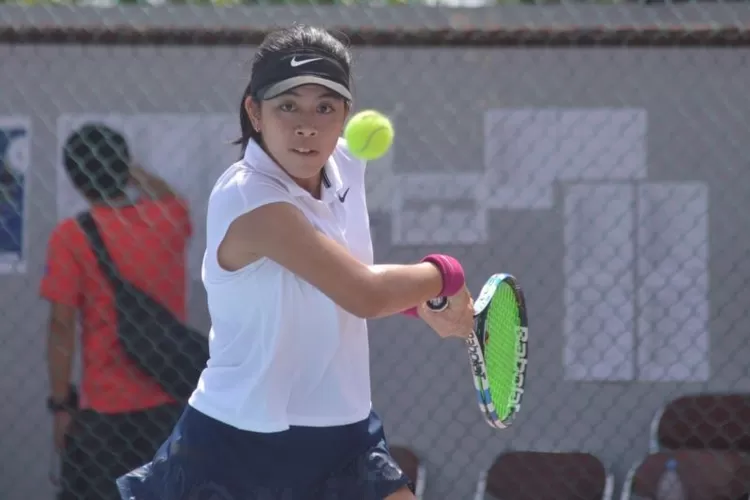 Petenis putri Indonesia Abigail Elham beraksi dalam babak ketiga pekan kedua Detec Internasional Championship ITF J30 di lapangan Sultan Agung Bantul, Yogyakarta, Kamis (25/5/2023).  (ANTARA/HO)