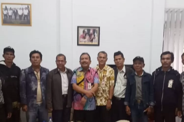 Masyarakat Perlilitan pertanyakan wacana Pelepasan lahan di ruang Sekdakab Humbahas ( Realitasonline.id/Dok)