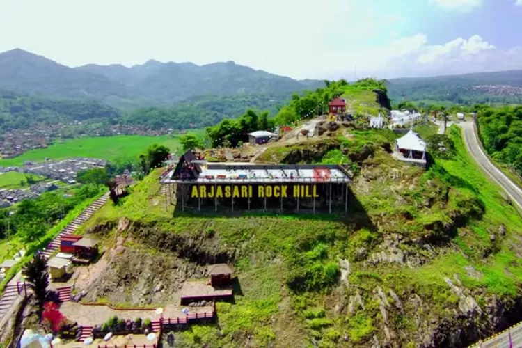 Arjasari Rock Hill, tempat wisata baru yang instagramable di Kabupaten Bandung menyajikan pemandangan alam dari atas bukit ( tangakapan layar YouTube Friska Yeni )