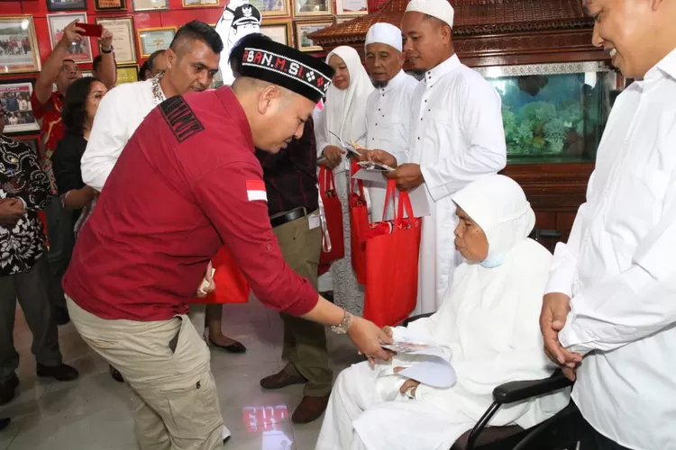 Bupati Taput Nikson Nababan saat memberangkatkan Sembilan Calon jemaah haji ke Tanah Suci (Realitasonline id/Alpon Situmorang)