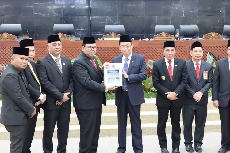  Ir Ahmad Nur Supit mewakili BPK RI menyerahkan opini WTP atas LHP BPK kepada Ketua DPRD Sumut Baskami Ginting didampingi Para Wakul Ketua Dewan disaksikan Gubsu Edy Rahmayadi (Realitasonline.id/Dok)