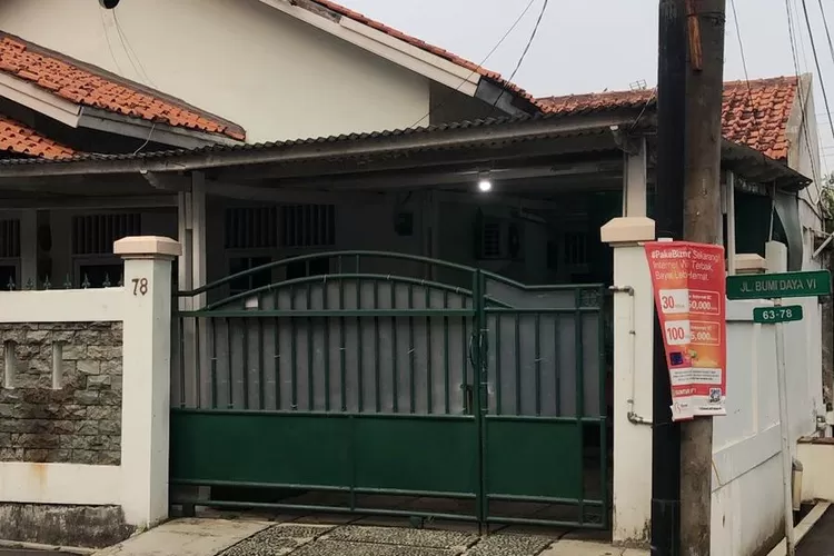 KEDIAMAN : Kediaman korban kasus KDRT di Kota Depok, Jalan Bumi Daya Raya, RT2/19 No78 Kecamatan Cinere, Kota Depok tampak sepi tampa berpenghuni, Jumat (26/5). (TIARA/RADAR DEPOK)