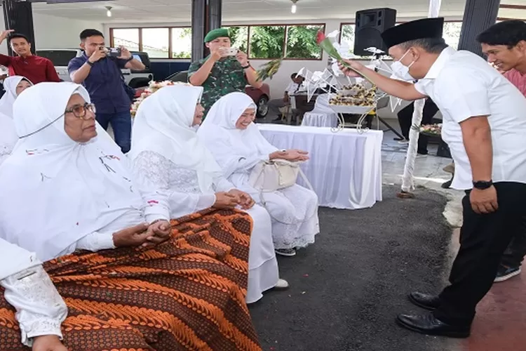 Pj Sekdako Siantar Dwi Aries Sudarto tepung tawari jemaah calon haji Realitasonline.id/SS (Realitasonline.id/SS)