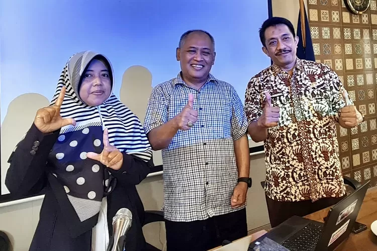 Usia memberi motivasi di MGMP IPA Ketua Yayasan Pendidikan Prima Cendekia Islami, Prof. Dadan Wildan, M. Hum (tengah) berfoto bersam dengan peserta - Foto: Istimewa