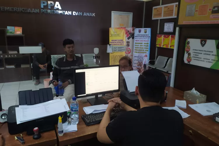 Ditipu kawan barunya yang kenal lewat facebook,Hastutui lapor polisi karena sepeda motor dan handphonenya disikat pelaku. (dok)