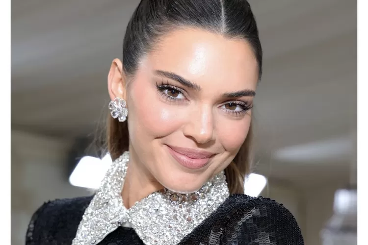 Wow! Bongkar Tampilan Kendall Jenner dengan Produk Makeup di Bawah Rp300 Ribu (Foto: Female Daily)
