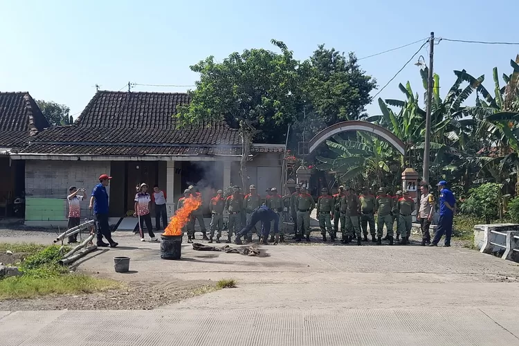 Latihan memadamkan api oleh Linmas Mojo Jumat, 26 Mei 2023.  (Edi Prayitno/ kontributor Kendal)