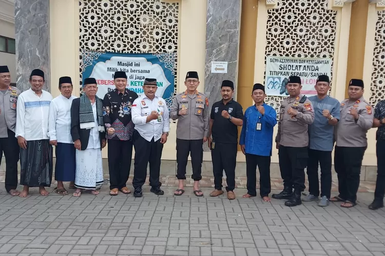 Kapolres Metro Depok, Kombes Ahmad Fuady, saat mengisi kegiatan Jumat Curhat, di Masjid Al Mukhlashin, RT2/5, Kelurahan/Kecamatan Sawangan, Jumat (26/5).