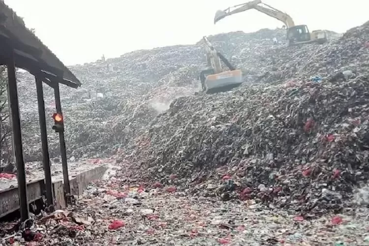 Sejumlah alat berat beroperasi merapihkan gunung sampah di TPA Cipayung