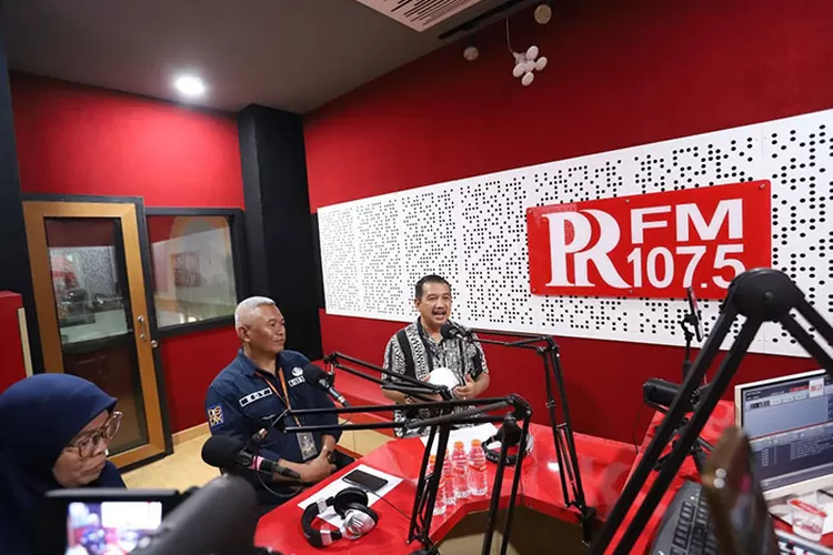  Ketua Komisi D DPRD Kota Bandung, H. Aries Supriyatna, S.H., M.H., saat menjadi narasumber talkshow OPSI di Radio PRFM Bandung, kemarin ini. Nuzon/Humpro DPRD Kota Bandung.