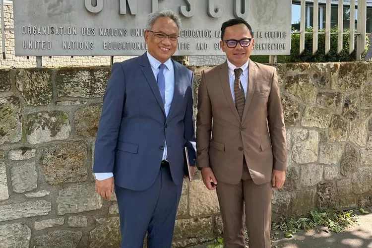 Wali Kota Bogor Bima Arya (kanan) berkunjung ke Markas Pusat UNESCO di de Fontenoy, Paris, Prancis.