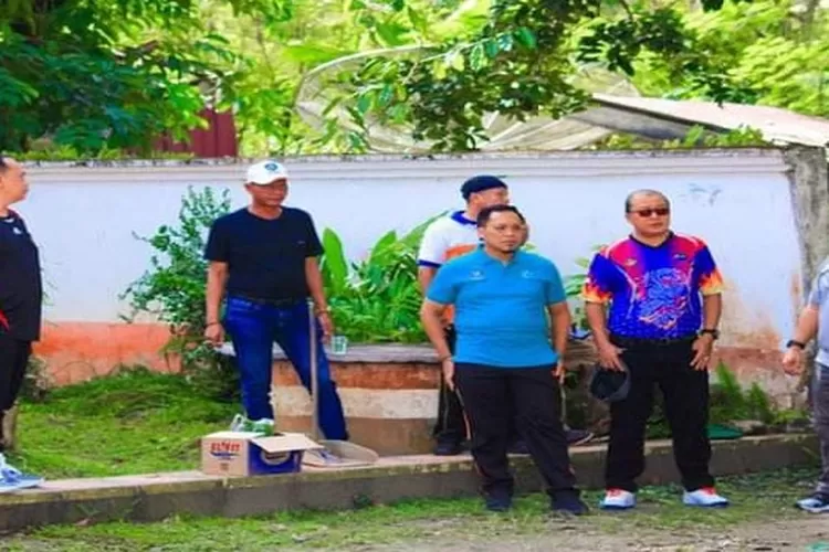 Bupati Labuhanbatu saat meninjau gotong royong dalam kegiatan jumat bersih diterapkan di Labuhanbatu (Realitasonline.id/RS)