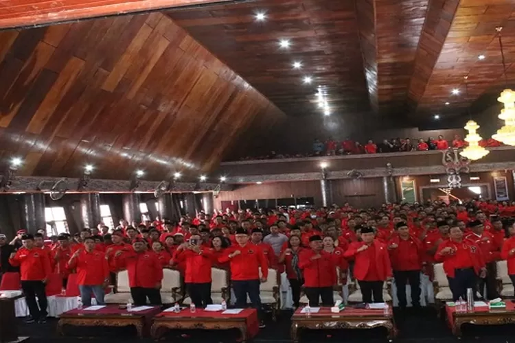 Ribuan kader banteng hadir pada rapat konsolidasi internal pemenangan Pileg dan Ganjar Pranowo Capres  (Realitasonline.id/Alpon Situmorang)