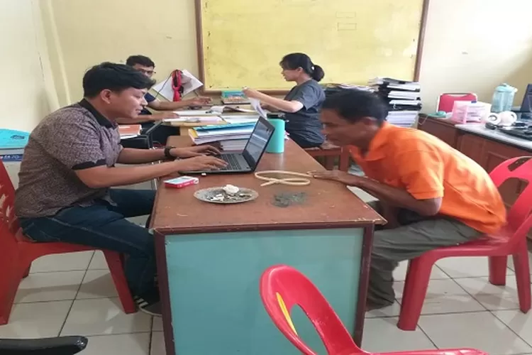 Tersangka pelecehan terhadap perempuan diperiksa setelah dlaporkan korban ke Polres Taput (Realitasonline.id/MN)
