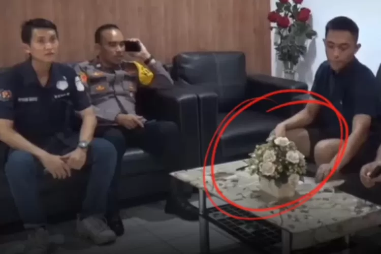 Viral video  Mario Dandy Satrio bongkar pasang tali  ties (Tangkap layar Instagram @undercover.id)