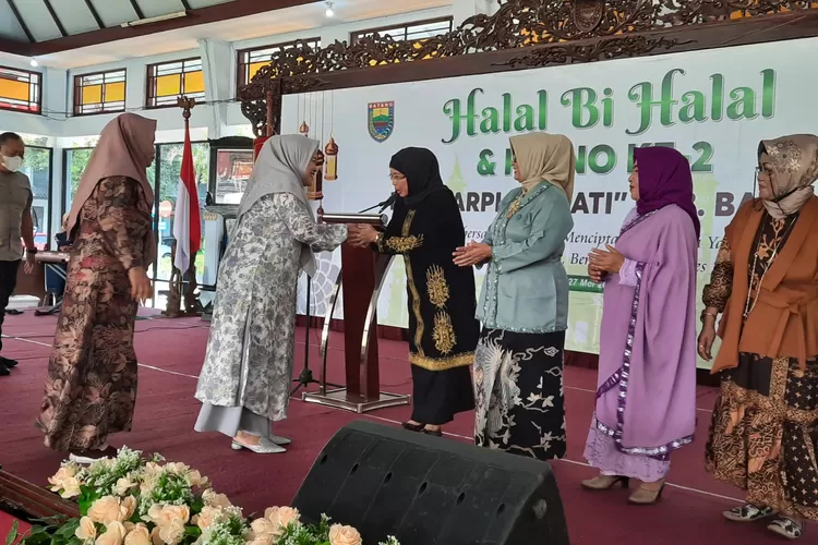 Penjabat (Pj) Bupati Batang Lani Dwi Rejeki saat menghadiri Halal Bi Halal Himpunan Ahli Rias Pengantin Indonesia (HARPI) Melati Cabang di Pendopo Kabupaten Batang, Sabtu 27 Mei 2023. (Foto: dok)