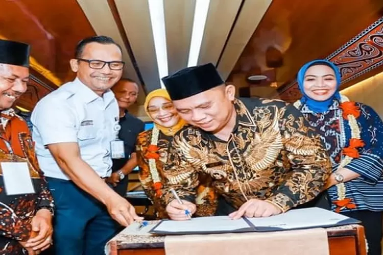 Saat penandatanganan MoU antara Pemkab Labuhanbatu dan PT KAI untuk pemberangkatan haji (Realitasonline.id/RS)
