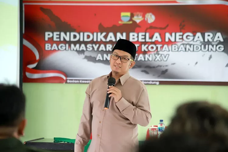 Ketua Komisi A, H. Rizal Khairul, S.IP., M.Si., menjadi narasumber pada acara Pendidikan Bela Negara Angkatan XV bagi Organisasi Masyarakat (Ormas) Kota Bandung,kemarin ini. Tofan/Humpro DPRD Kota Bandung.