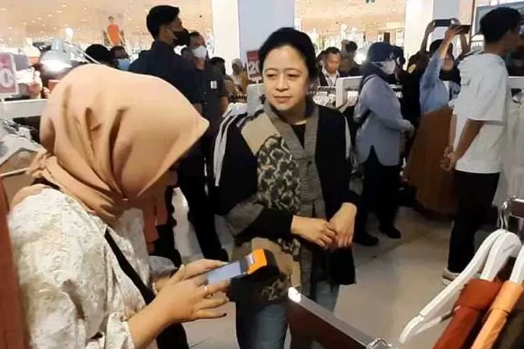 Ketua DPR RI yang juga Ketua DPP PDIP Puan Maharani saat berbelanja di Solo Paragon Mall (Endang Kusunastuti)