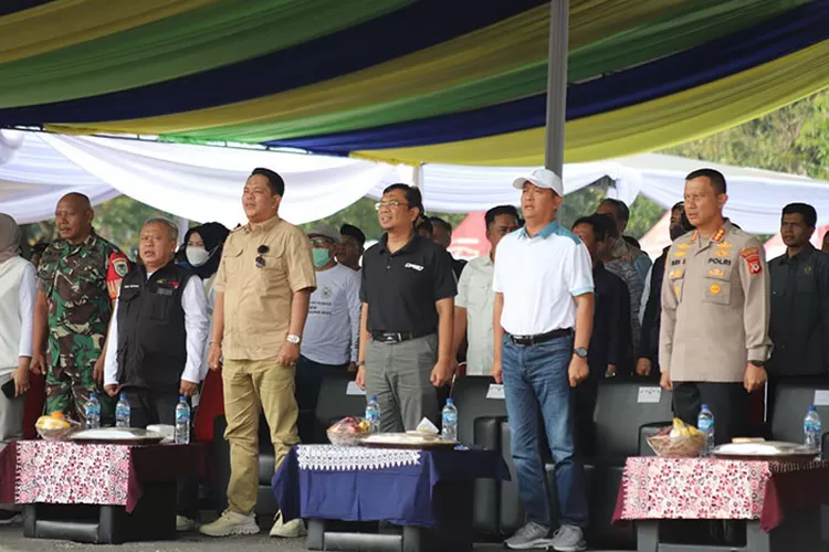Pimpinan dan Anggota DPRD Kota Bandung menghadiri Silaturahmi Akbar Forum RW se-Kota Bandung, yang digelar di Lapangan Tegallega Bandung, kemarin ini. Jaja/Humpro DPRD Kota Bandung.