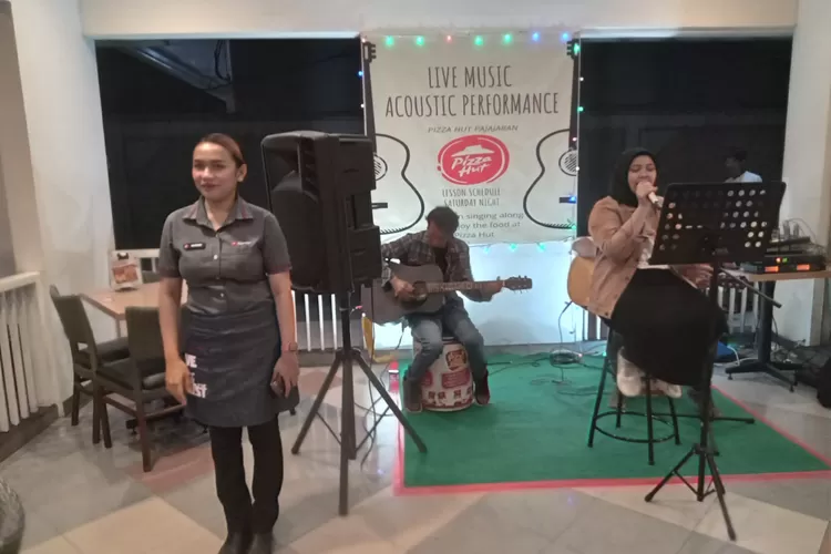 Pizza Hut Pajajaran mneyuguhkan live music.