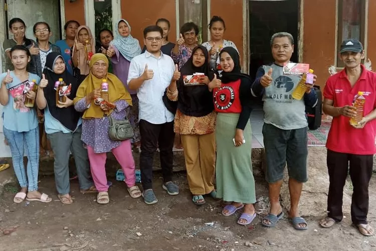 Bayu Baskara saat menggelar kegiatan minyak goreng murah di Cogreg, Parung, Kabupaten Bogor. (Dok pribadi)