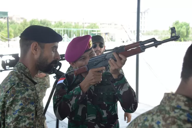 Prajurit Korps Marinir TNI AL mencoba senjata Marinir Pakistan (Dispenal)
