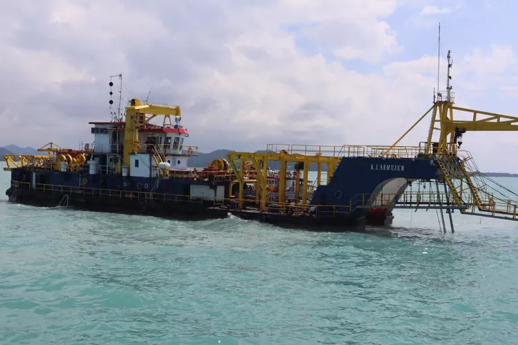 Kementerian Kelautan dan Perikanan (KKP) menghentikan operasi dua kapal isap di perairan Bangka.