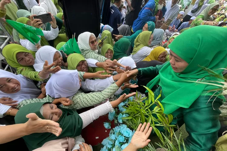  Ketua Umum PP Muslimat NU Khofifah Indar Parawansa bersalaman dengan warga.