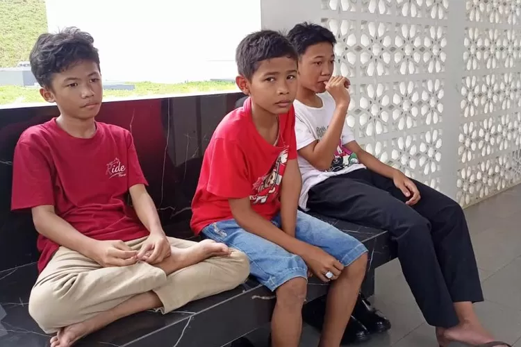 KORBAN : Tiga korban perampasan Hanphone di wilayah Podomoro, Kelurahan/Kecamatan Tapos, Kota Depok, Sabtu (27/5). (ANDIKA EKA/RADAR DEPOK)