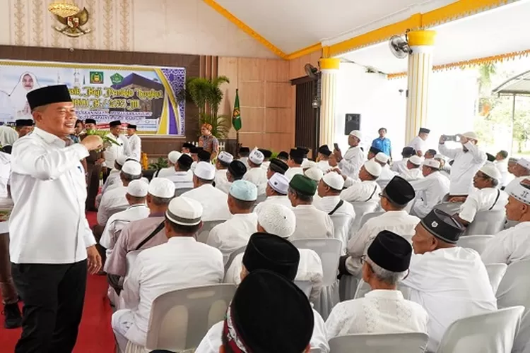 Sekdakab Langkat H Amril saat menepungtawari jamaah calhaj asal Kabupaten Langkat (Realitasonline.id/AA)