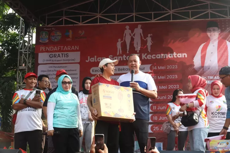 Lepas Jalan Santai KORMI Di Kecamatan Bekasi Selatan, Tri Adhianto: Semoga Semua Warga Selalu Sehat. (Foto/Istimewa.)