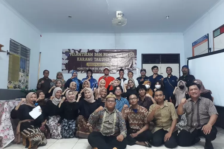 GUYUB : Foto bersama usai adakan pelantikan dan pengukuhan Karang Taruna (Katar) unit10 Kelurahan Mekarjaya, Kecamatan Sukmajaya di Balai warga RW10 pada Sabtu (26/5).