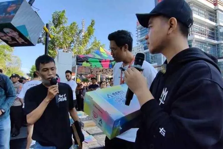 Wali Kota Solo Gibran Rakabuming Raka bagikan sepatu gratis ke warga (Endang Kusumastuti)