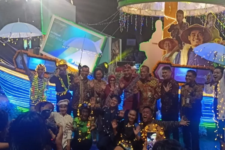 Jajaran BPJS Ketenagakerjaan saat foto bersama Wali Kota Surabaya Eri Cahyadi di depan Kapal BPJAMSOSTEK di ajang Light Parade HUT Kota Surabaya Ke-730