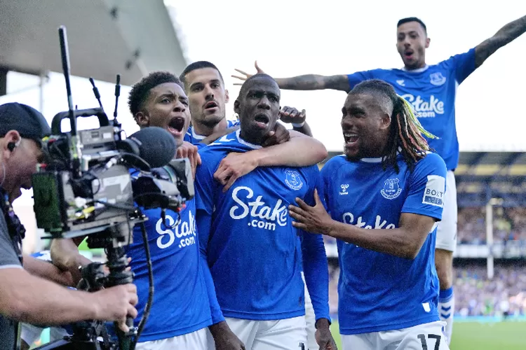 Abdoulaye Doucoure (tengah) merayakan gol bersama rekan setimnya di Everton saat melawan Bournemouth (Twitter @Everton)