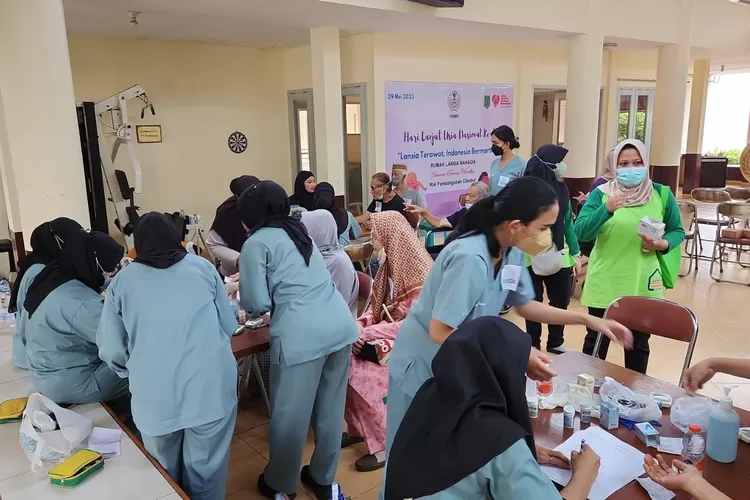 Mahasiswa UNAS Jakarta praktek magang mengobati para lansia. 