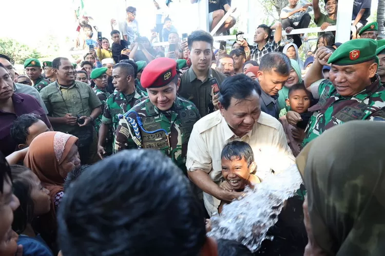 Menteri Pertahanan Prabowo Subianto meresmikan 11 (sebelas) titik sumber mata air yang tersebar di Sumbawa, Nusa Tenggara Barat (NTB), Minggu (28/5/2023).  Foto: Humas Unhan