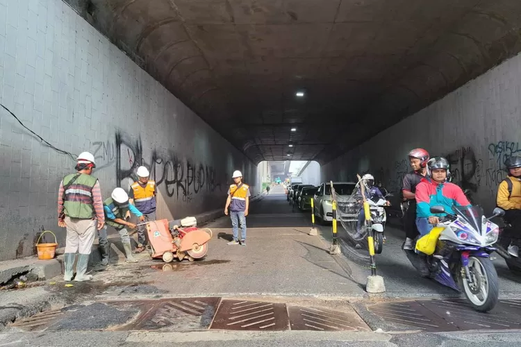 Para pekerja mulai melakukan perbaikan plat besi di underpass Jalan Sholeh Iskandar, Kota Bogor, Senin (29/5/2023). (Foto: Reka/Radar Bogor)