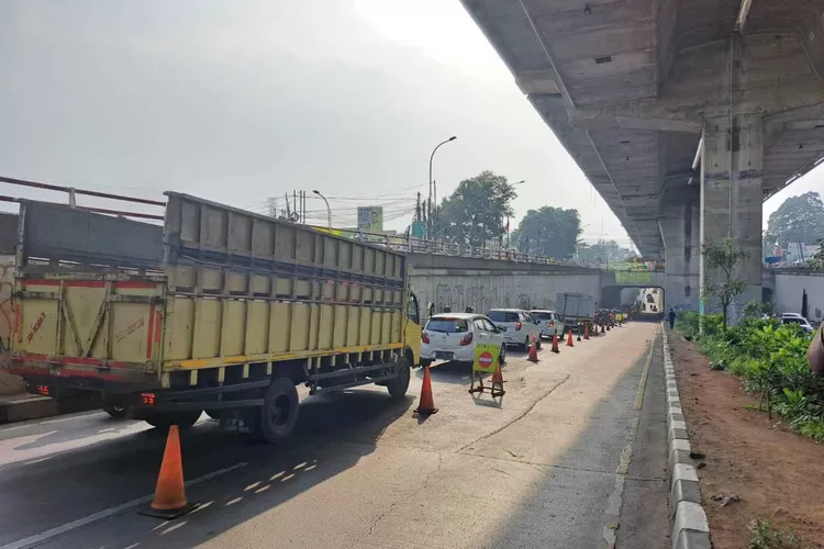 Antrean kendaraan di Jalan Sholeh Iskandar, Kota Bogor, akibat adanya penutupan sebagian jalan karena sedang ada perbaikan saluran air di Underpass Sholis. (Foto: Reka/Radar Bogor)