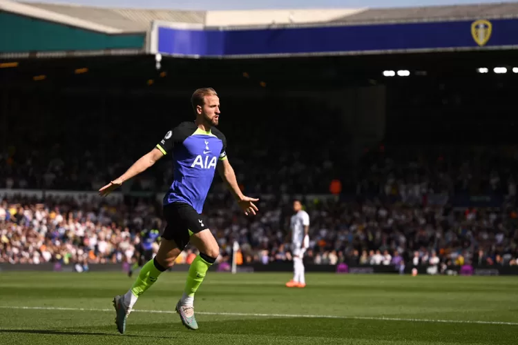 Striker Tottenham Hotspur Harry Kane lakukan selebrasi usai cetak gol lawan Leeds United (Twitter @HKane)