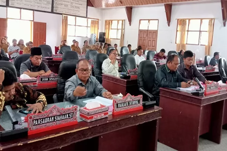 Anggota dewan mendengarkan nota jawaban bupati Taput (Realitasonline.id/MN)