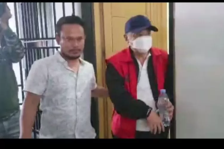 Tersangka Calo Tanah di Simalungun Atek saat memasuki ruang sidang PN Simalungun (Realitasonline.id/RH)