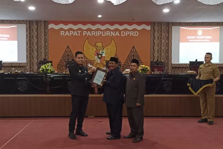 Bupati Kendal menyerahkan nota keuangan pertanggungjawaban pelaksanaan APBD Kendal tahun anggaran 2022 dalam rapat paripurna Senin 29 mei 2023.  (Edi Prayitno)