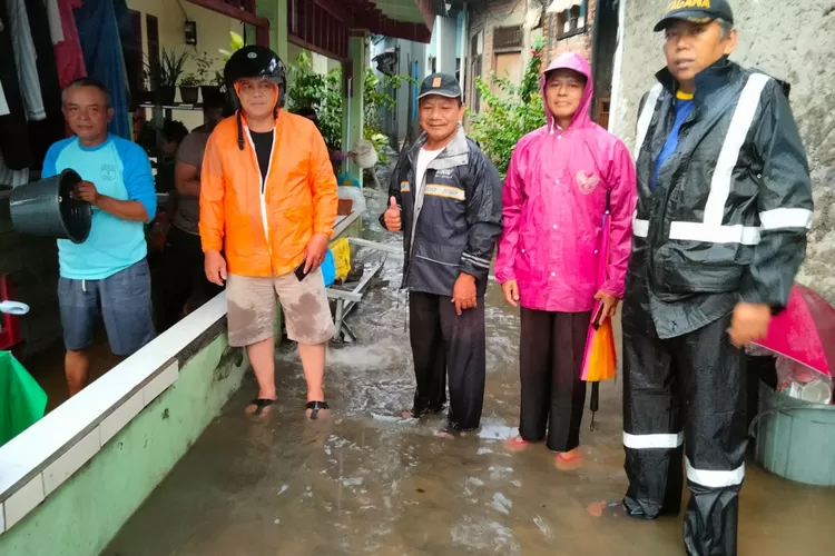 TINJAU : Pengecekan lokasi banjir yang berada di RT7/9 Kelurahan Jatijajar, Kecamatan Tapos beberapa waktu lalu. (ANDIKA EKA/RADAR DEPOK)