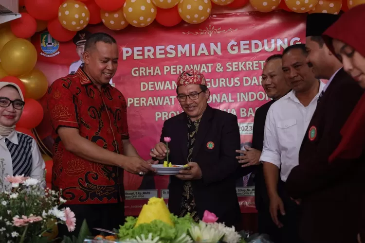 Plt Wali Kota Bekasi Tri Adhianto meresmikan gedung perawat. (Pemkot Bekasi)